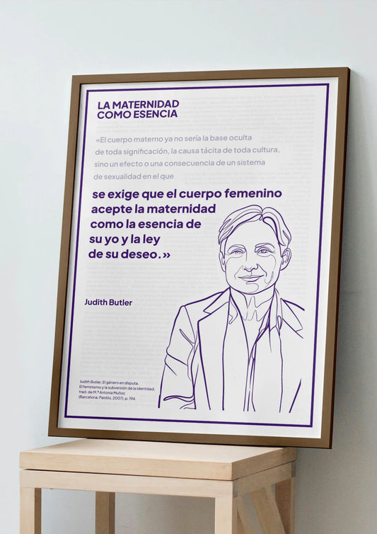 Afiche violeta de Judith Butler enmarcado, apoyado sobre un banco de madera clara.