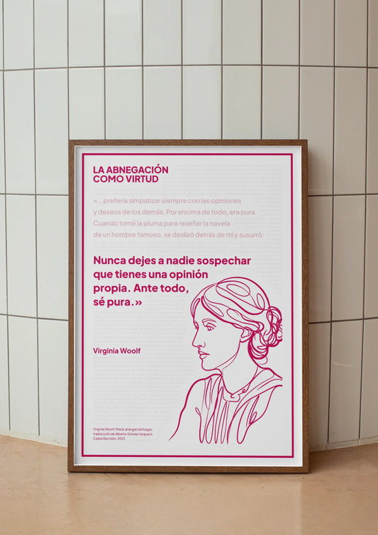 Afiche magenta de Virginia Woolf enmarcado frente a un muro de azulejos claros.